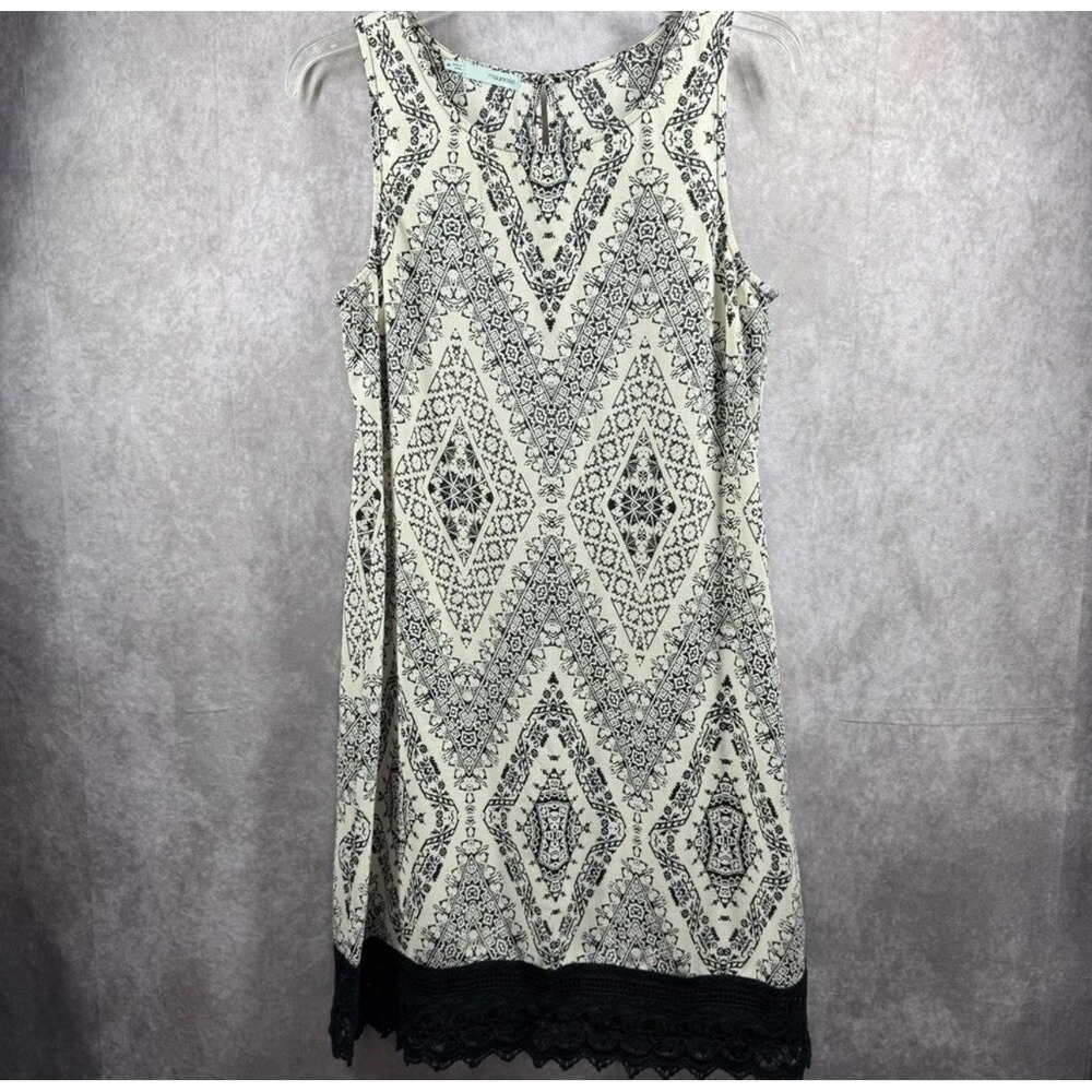 Maurices Dress Womens Medium‎ Black White Sleeveless Shift Lace Hem Boho
